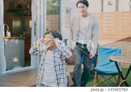 庭 家族の団欒 135905760