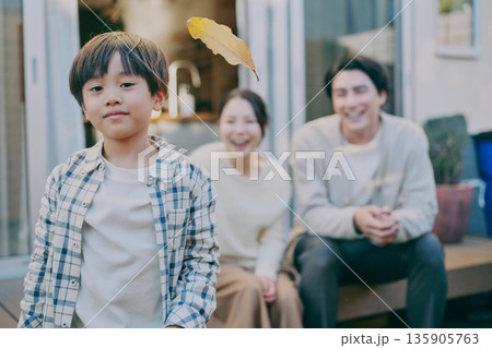 庭 家族の団欒 135905763