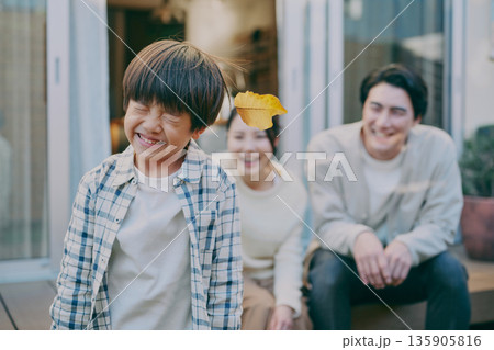 庭 家族の団欒 庭 家族の団欒 135905816