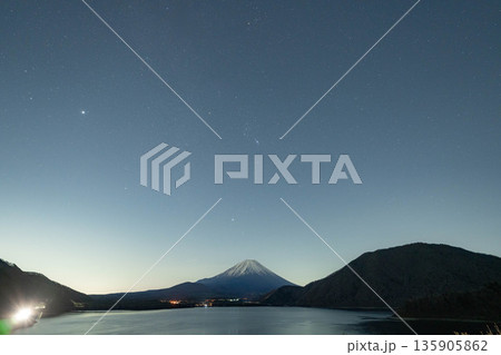 【星空素材】本栖湖から見る富士山と冬の星座【山梨県】 135905862