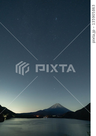 【星空素材】本栖湖から見る富士山と冬の星座【山梨県】 【星空素材】本栖湖から見る富士山と冬の星座【山梨県】 135905863