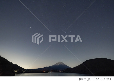 【星空素材】本栖湖から見る富士山と冬の星座【山梨県】 135905864