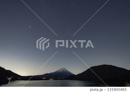 【星空素材】本栖湖から見る富士山と冬の星座【山梨県】 135905865