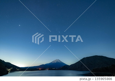 【星空素材】本栖湖から見る富士山と冬の星座【山梨県】 135905866