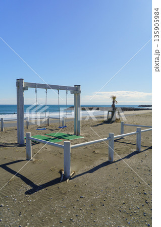 【千葉県】九十九里浜・一宮海岸の白いブランコ 【千葉県】九十九里浜・一宮海岸の白いブランコ 135905984