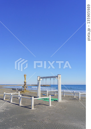 【千葉県】九十九里浜・一宮海岸の白いブランコ 【千葉県】九十九里浜・一宮海岸の白いブランコ 135905989