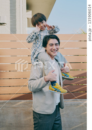 肩車をしている親子 135906014