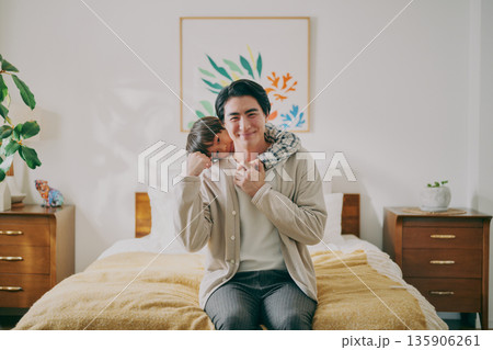 ベッドルームの親子 135906261