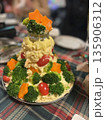 カラフルなケーキ風サラダ 135906312