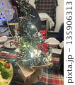 クリスマスの飾りつけ 135906313