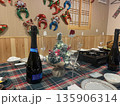クリスマスパーティーを楽しむダックスフンド 135906314
