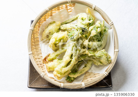 山菜の天ぷら盛り合わせ タラの芽 こごみ コシアブラ ふきのとう 山菜の天ぷら盛り合わせ タラの芽 こごみ コシアブラ ふきのとう 135906330