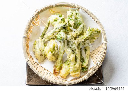 山菜の天ぷら盛り合わせ タラの芽 こごみ コシアブラ ふきのとう 山菜の天ぷら盛り合わせ タラの芽 こごみ コシアブラ ふきのとう 135906331