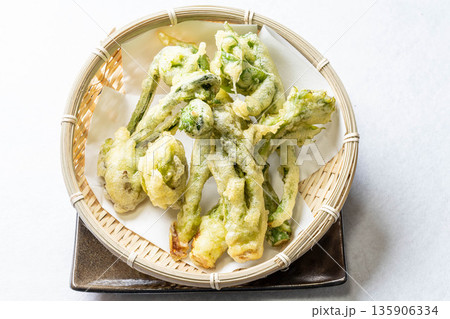 山菜の天ぷら盛り合わせ　タラの芽　こごみ　コシアブラ　ふきのとう 135906334