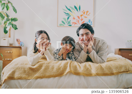 ベッドに寝転ぶファミリー 135906526
