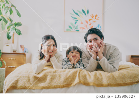 ベッドに寝転ぶファミリー 135906527