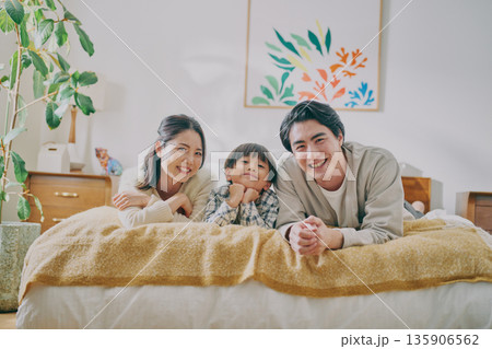 ベッドに寝転ぶファミリー 135906562