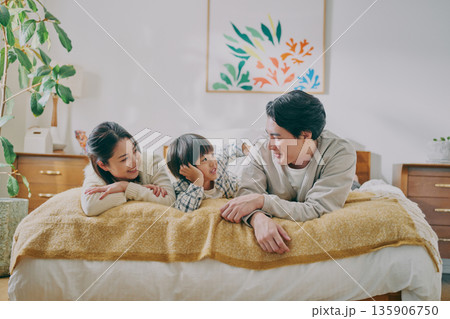 ベッドに寝転ぶファミリー 135906750