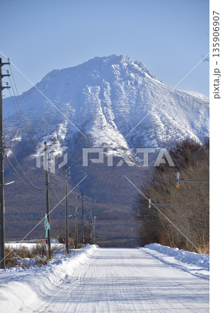 冬の北海道森町で雪の駒ヶ岳の風景を撮影 135906907