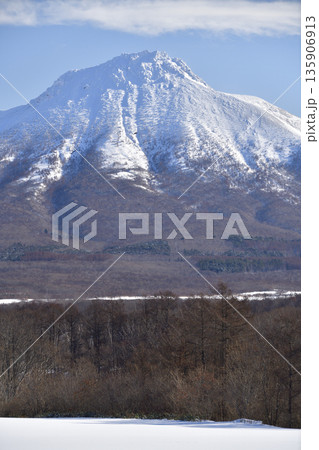 冬の北海道森町で雪の駒ヶ岳の風景を撮影 冬の北海道森町で雪の駒ヶ岳の風景を撮影 135906913