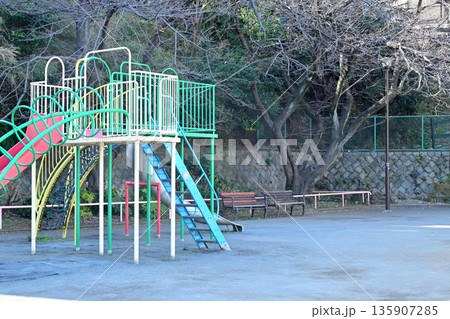 昭和レトロな雰囲気漂う公園の滑り台とジャングルジム 135907285