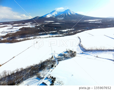 冬の北海道森町で雪原と駒ヶ岳の風景を空撮 135907652