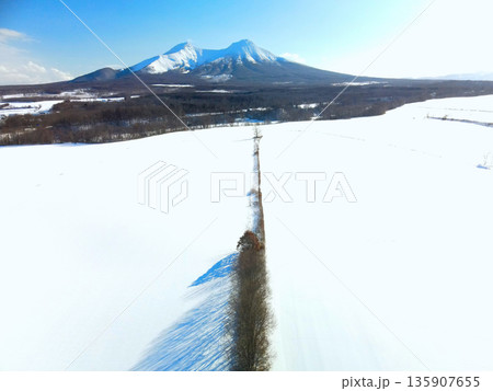 冬の北海道森町で雪原と駒ヶ岳の風景を空撮 冬の北海道森町で雪原と駒ヶ岳の風景を空撮 135907655