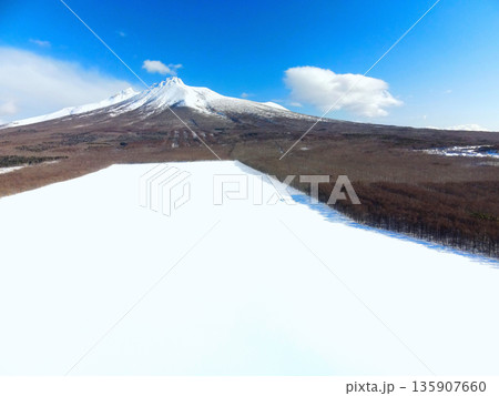 冬の北海道森町で雪原と駒ヶ岳の風景を空撮 冬の北海道森町で雪原と駒ヶ岳の風景を空撮 135907660