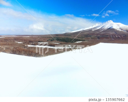 冬の北海道森町で雪原と駒ヶ岳の風景を空撮 冬の北海道森町で雪原と駒ヶ岳の風景を空撮 135907662