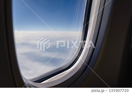 飛行機の窓から見える空の景色 飛行機の窓から見える空の景色 135907720
