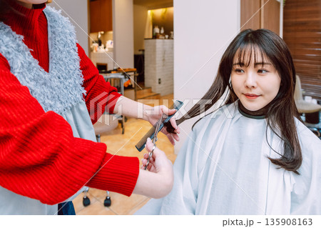 ヘアサロンで髪をカットする女性 ヘアサロンで髪をカットする女性 135908163