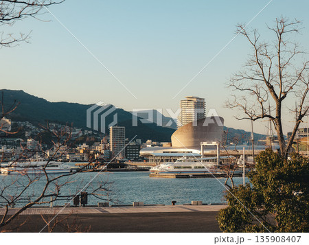 朝日を浴びるホテル街 135908407