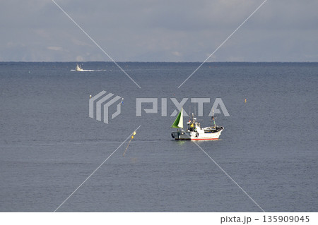 冬の北海道八雲町沖で操業する漁船の風景を撮影 135909045