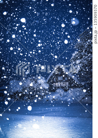 雪降る白川郷 135909370