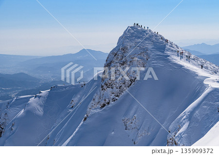 厳冬期の雪山登山・積雪期の谷川岳稜線(山頂付近トマの耳) 厳冬期の雪山登山・積雪期の谷川岳稜線(山頂付近トマの耳) 135909372