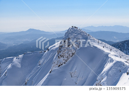 厳冬期の雪山登山・積雪期の谷川岳稜線（山頂付近トマの耳） 135909375