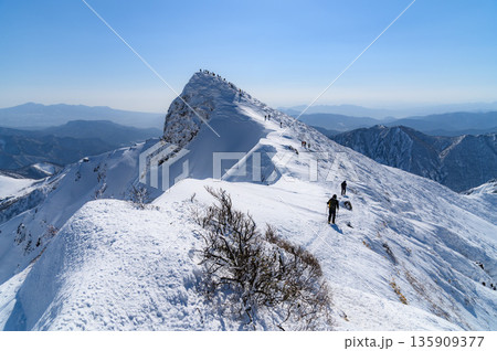厳冬期の雪山登山・積雪期の谷川岳稜線（山頂付近トマの耳） 135909377