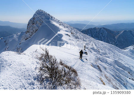 厳冬期の雪山登山・積雪期の谷川岳稜線(山頂付近トマの耳) 厳冬期の雪山登山・積雪期の谷川岳稜線(山頂付近トマの耳) 135909380