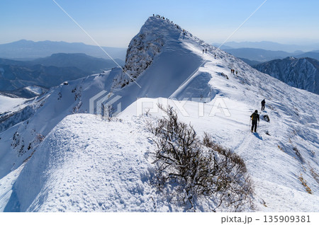 厳冬期の雪山登山・積雪期の谷川岳稜線(山頂付近トマの耳) 厳冬期の雪山登山・積雪期の谷川岳稜線(山頂付近トマの耳) 135909381