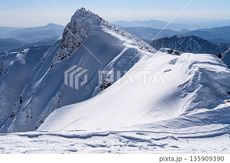 厳冬期の雪山登山・積雪期の谷川岳稜線(山頂付近トマの耳) 厳冬期の雪山登山・積雪期の谷川岳稜線(山頂付近トマの耳) 135909390