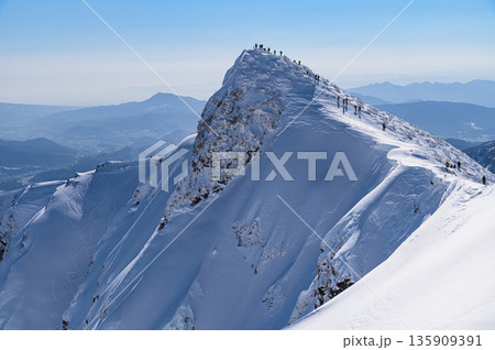 厳冬期の雪山登山・積雪期の谷川岳稜線（山頂付近トマの耳） 135909391