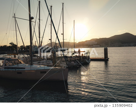 ヨットハーバーから見る夕日 135909402