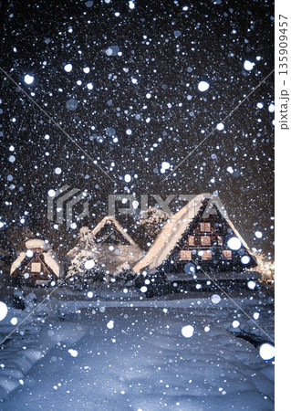 雪降る白川郷 135909457