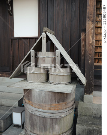 古い木製の樽 135909497