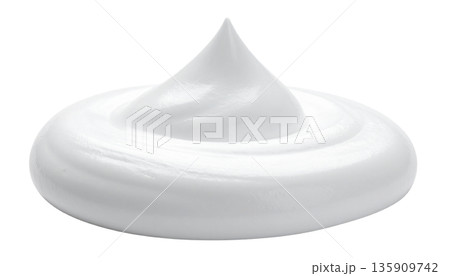 白い泡、ふわふわのテクスチャ（白色） 135909742