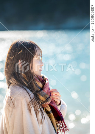 冬の海と若い女性 冬の海と若い女性 135909807