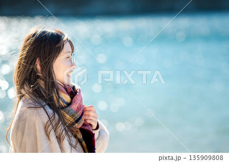 冬の海と若い女性 135909808