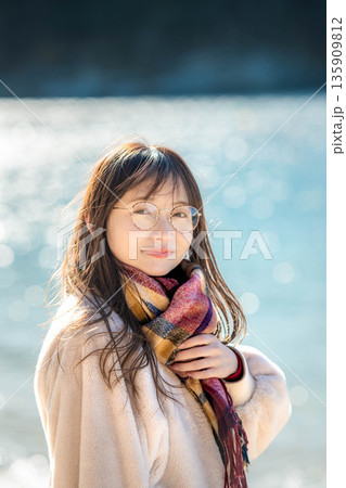 冬の海と若い女性 冬の海と若い女性 135909812