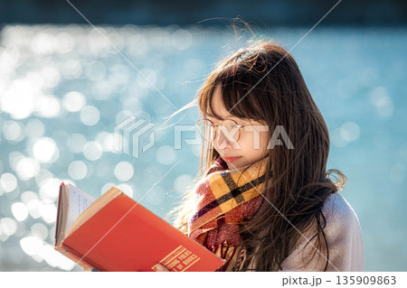海辺で本を読む女性 135909863