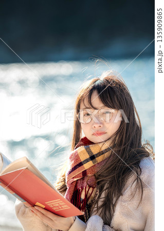 海辺で本を読む女性 135909865
